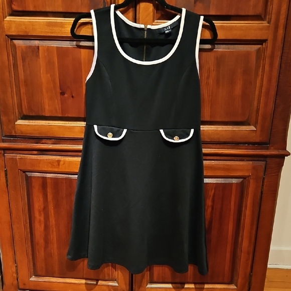 Black Sleeveless Dress, White Trim, Gold Buttons, Sz Med, Classic Look - Picture 1 of 9